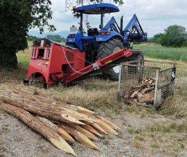 AMR Anspitzmaschine fr Holzpfhle - 1 Stk  Zapfwellenantrieb, bis 250 mm Pfahldurchmesser